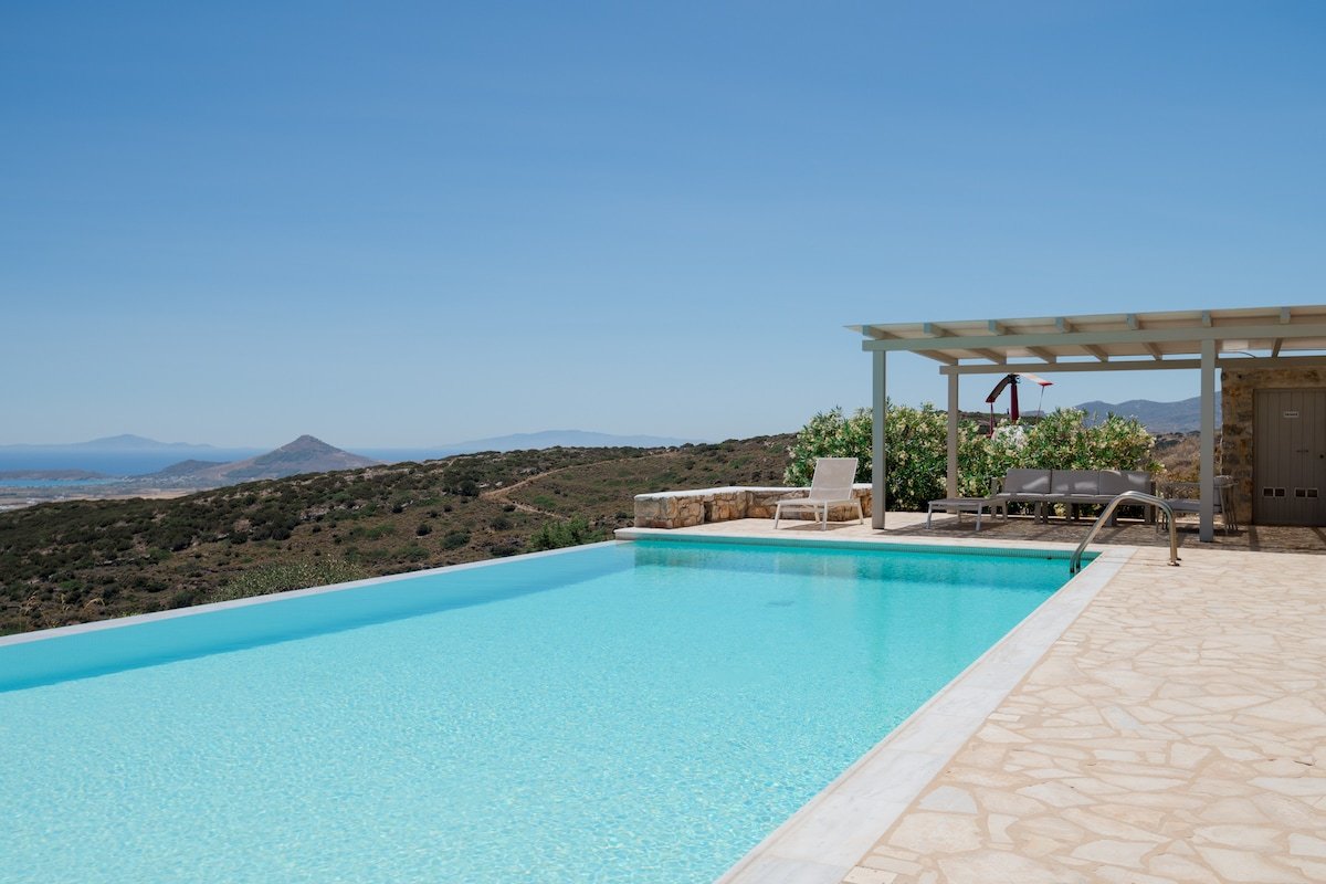 Gorgeous pool villa, stunning sea views, helipad! gallery image 5
