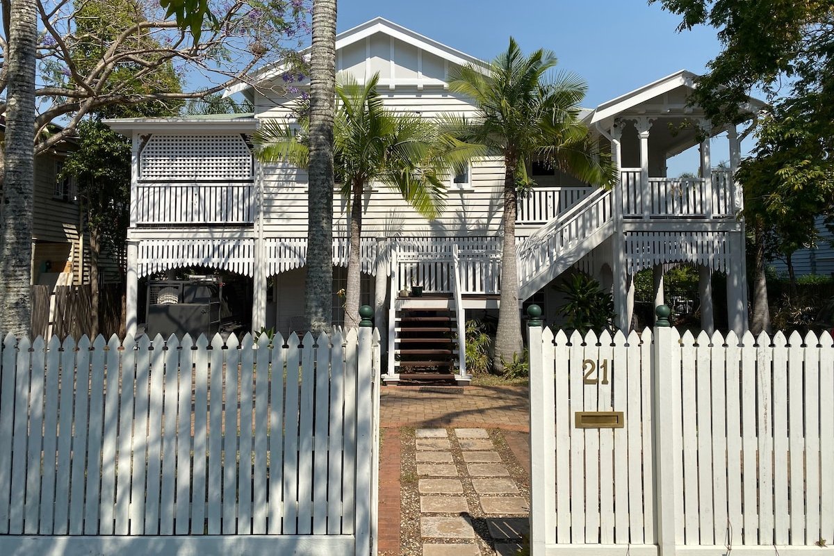 Classic Queenslander close to city cat gallery image 2