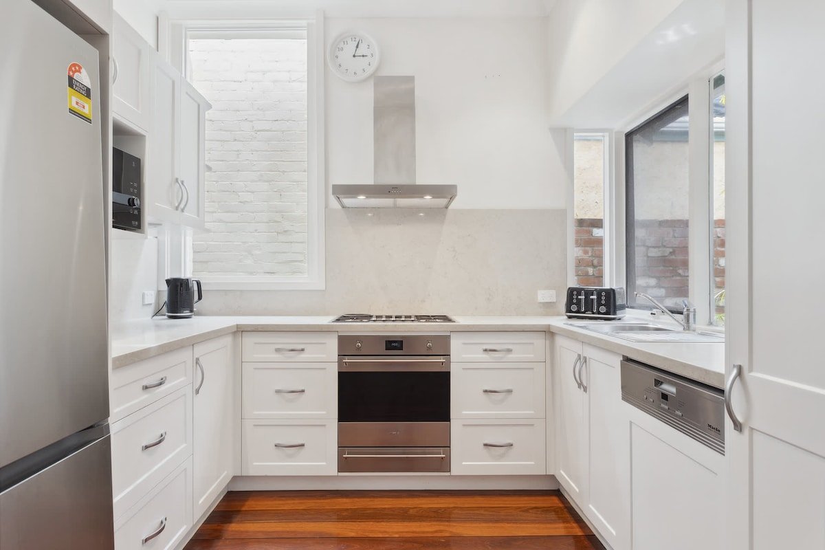 5BR | Walk to Cafés & Hospital | WFH Space gallery image 5