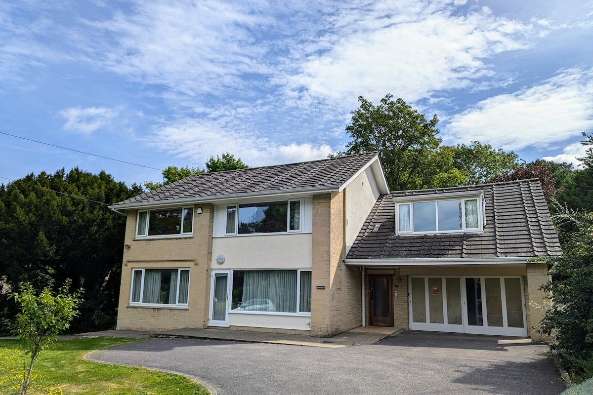 Large 5-bedroom home set in stunning grounds. gallery image 2