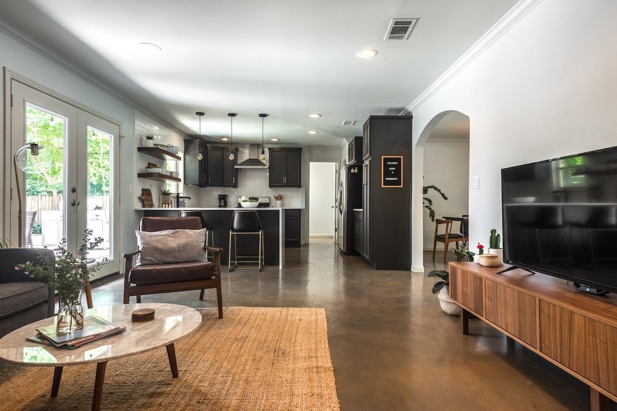 Barton Hills Butterfly Oasis with pool gallery image 3