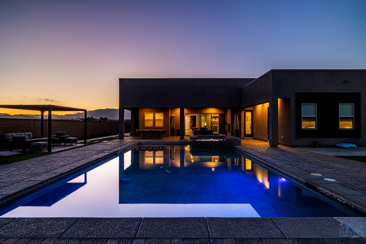 Luxe Mansion 5bd, SaltWater Pool/Spa!15m to strip!