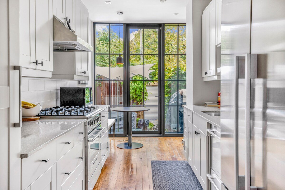 Stylish 1870s Home near Distillery District & Old Toronto gallery image 5