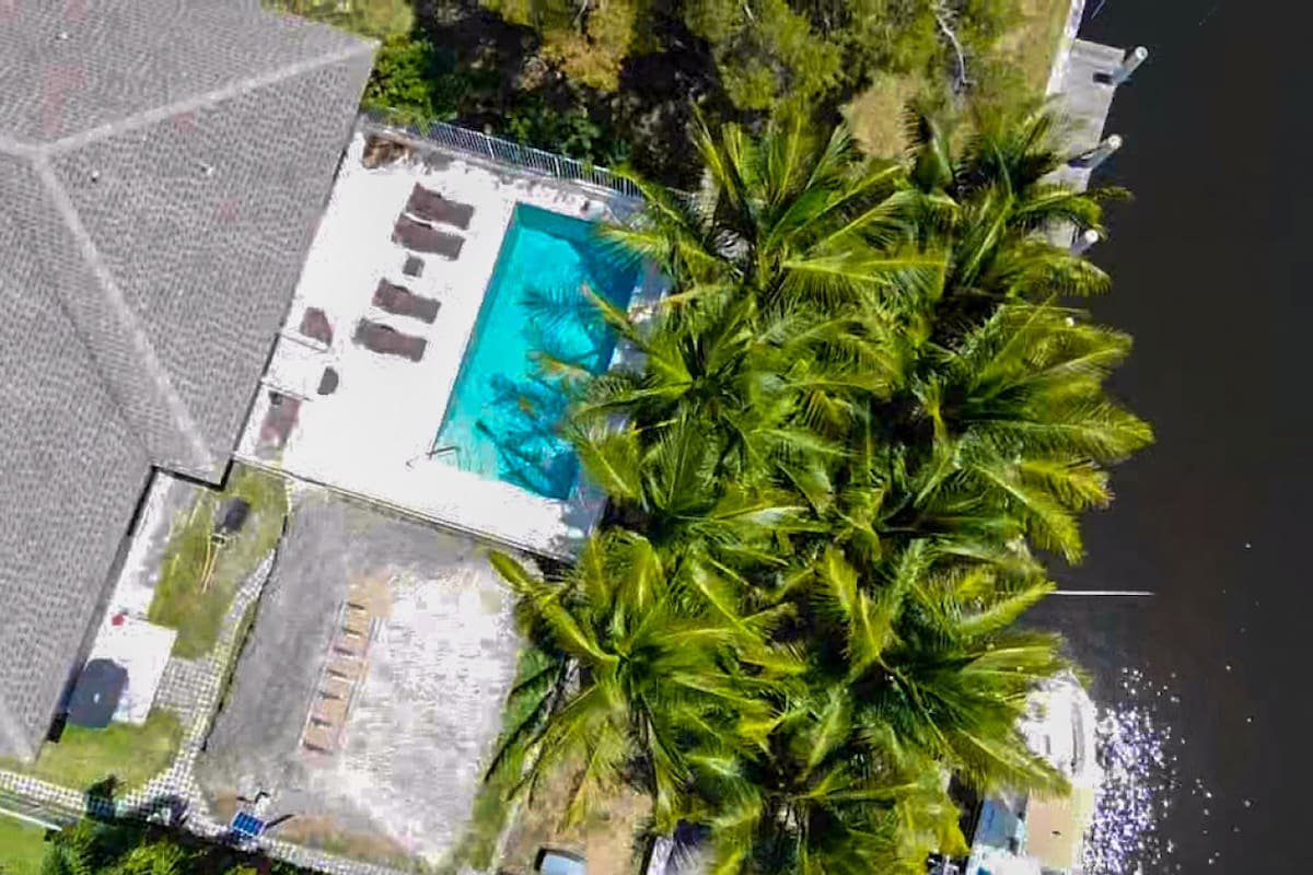 4-min Easy Walk to Beach/Pool/Tiki Canal Boat Dock gallery image 5