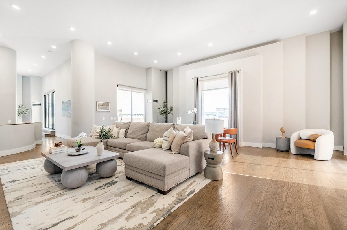 Downtown Penthouse Lake Views #1|Gym, Parking+Pool gallery image 2