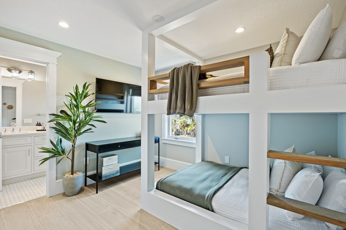 AMI Luxury! Private Beach, Pool and Golf Cart gallery image 3