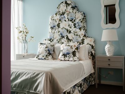 2 beds Luxury home in CBD, Unique Desgin