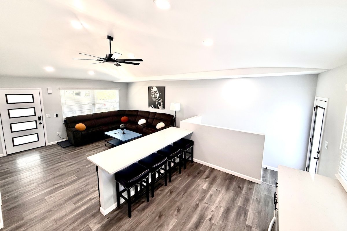 The Headquarters by: BLUE 5 bedrooms_Hot tub_park! gallery image 5