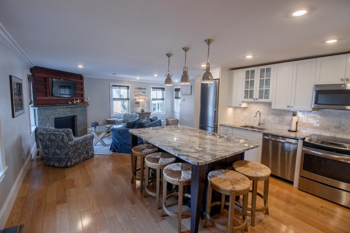 Open Concept w/ Fireplace, 5 min to Mansions gallery image 5