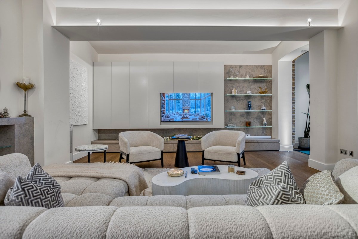 Historic Cubitt Lodge| 3BR | Steam Room & Jacuzzi gallery image 2