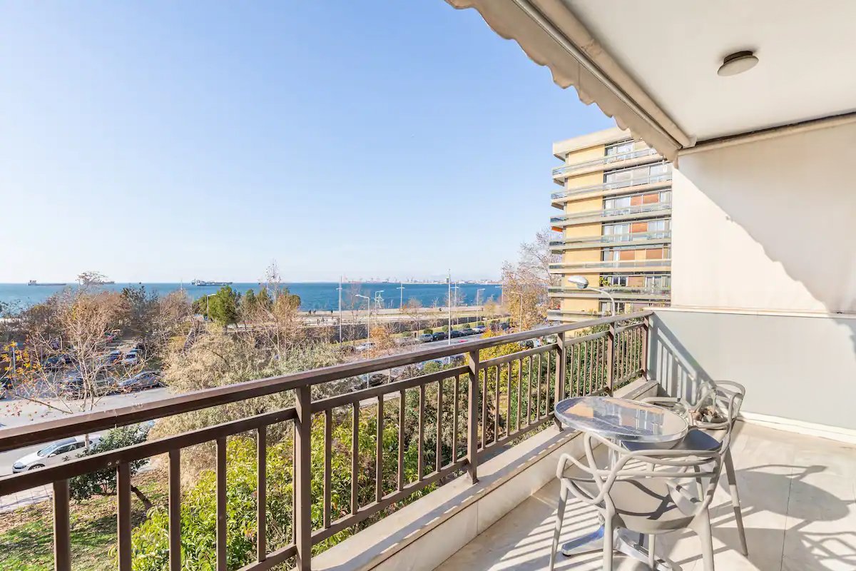 City Moon: Seafront 3-Bedroom Apt by halu!