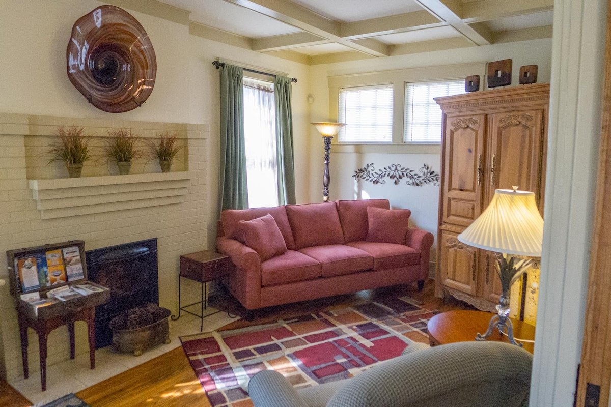 Charming Private Cottage in the Heart of Downtown! gallery image 5