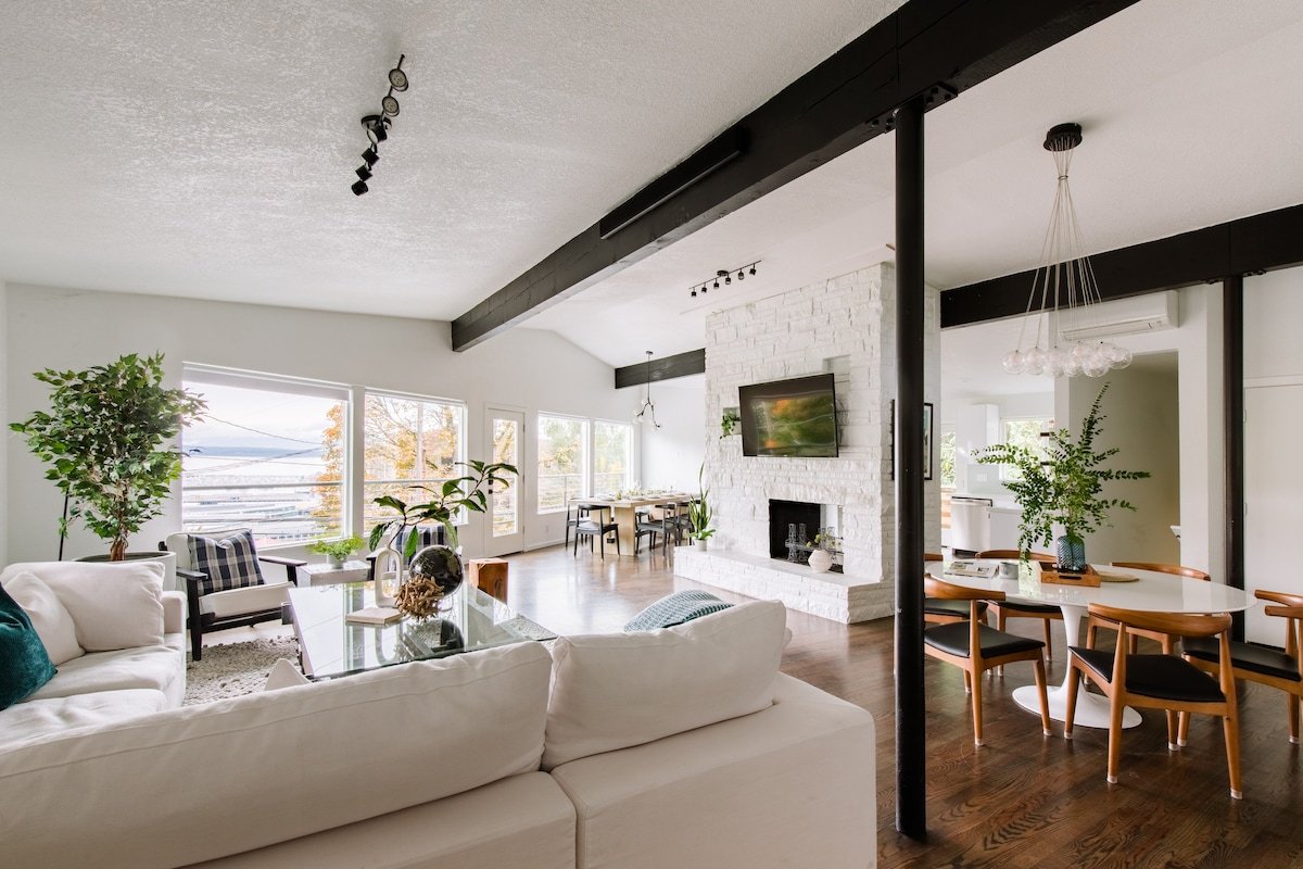 Water Views | Sleeps 20 | 2 Kitchens & Living Rms gallery image 4