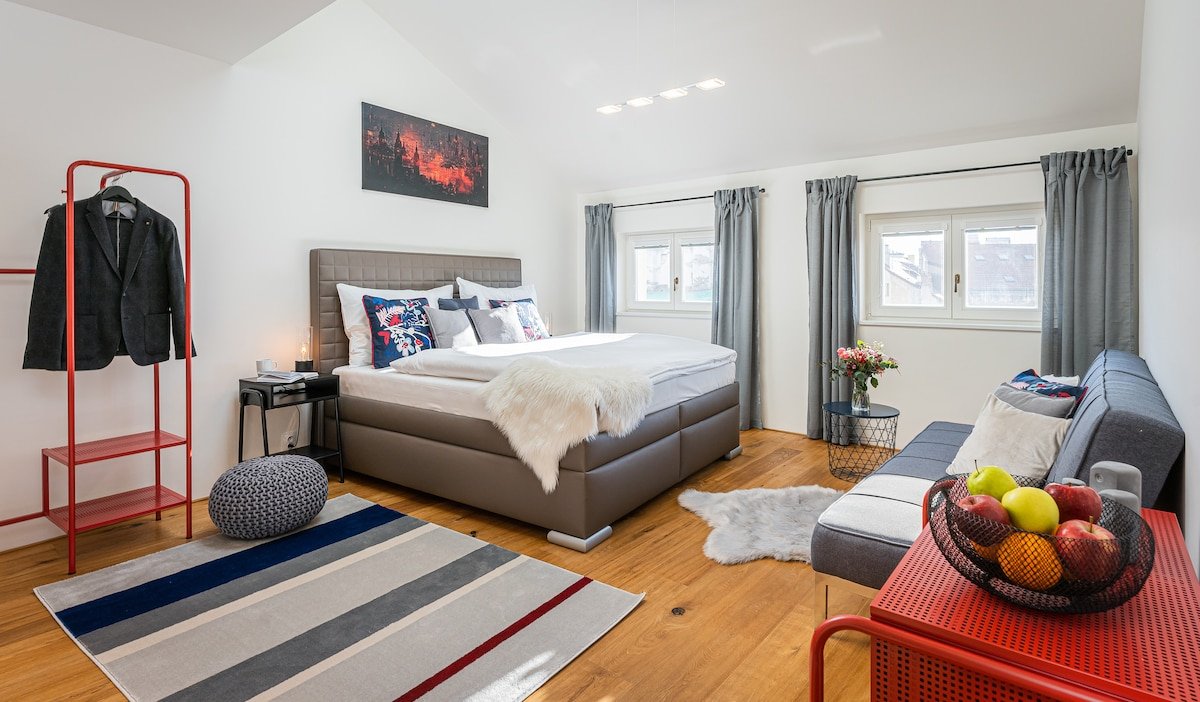 4BR 3,5bath Penthouse Jacuzzi Balcony Castle V!EWS gallery image 5