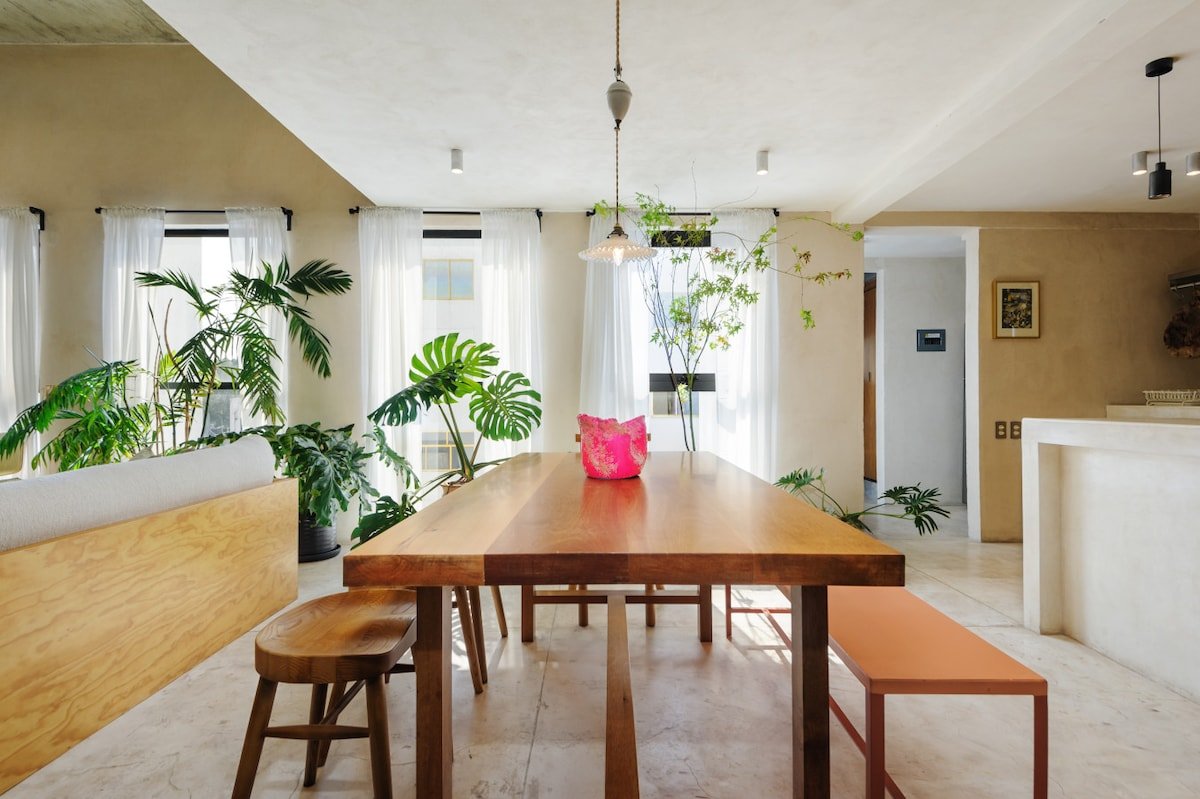 Elegant 2 bdr Duplex w/ Private Rooftop grill gallery image 3