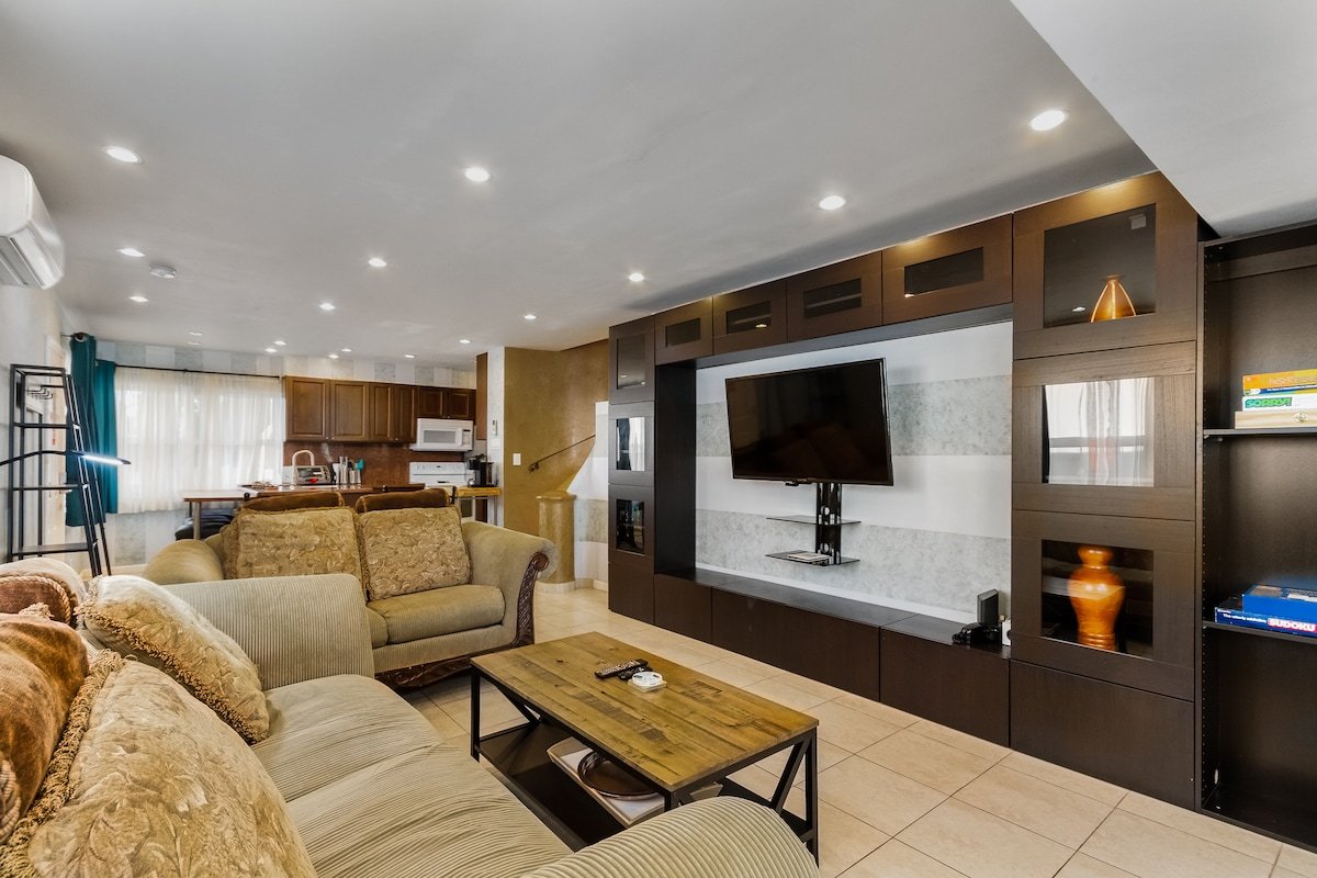 Beachfront 2 Story/3BRM/3BA/2 O. View Ter./Parking gallery image 4