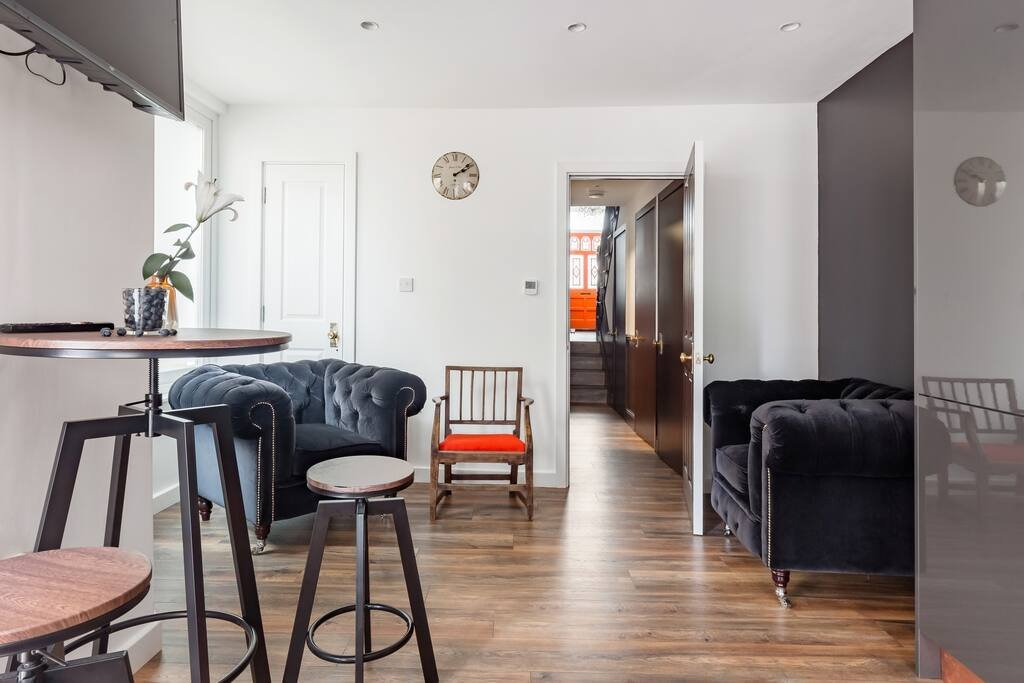 Magnificent House – Up To 22 Guests + PATIO – Tube gallery image 5