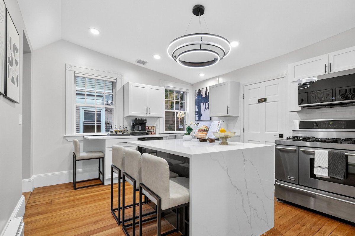 Harvard Sq 4BR Loft with Free Parking & Charm gallery image 4