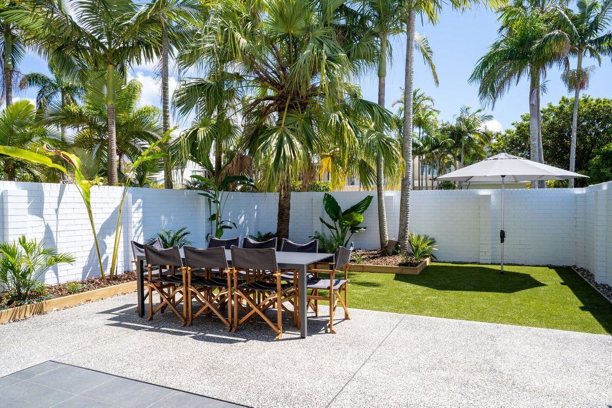 Oasis – private courtyard – location – pets