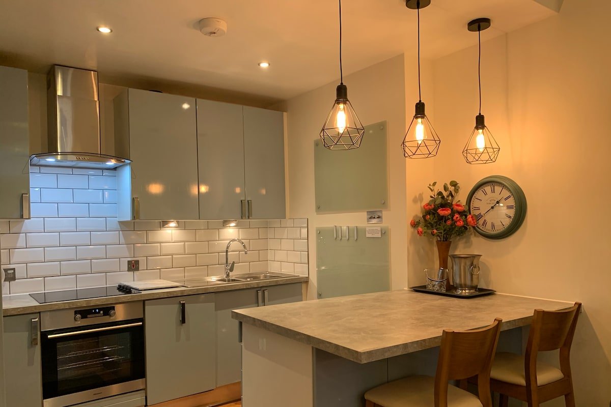 Hyde Park 3bed w/patio seen on House Hunters Int’l gallery image 3