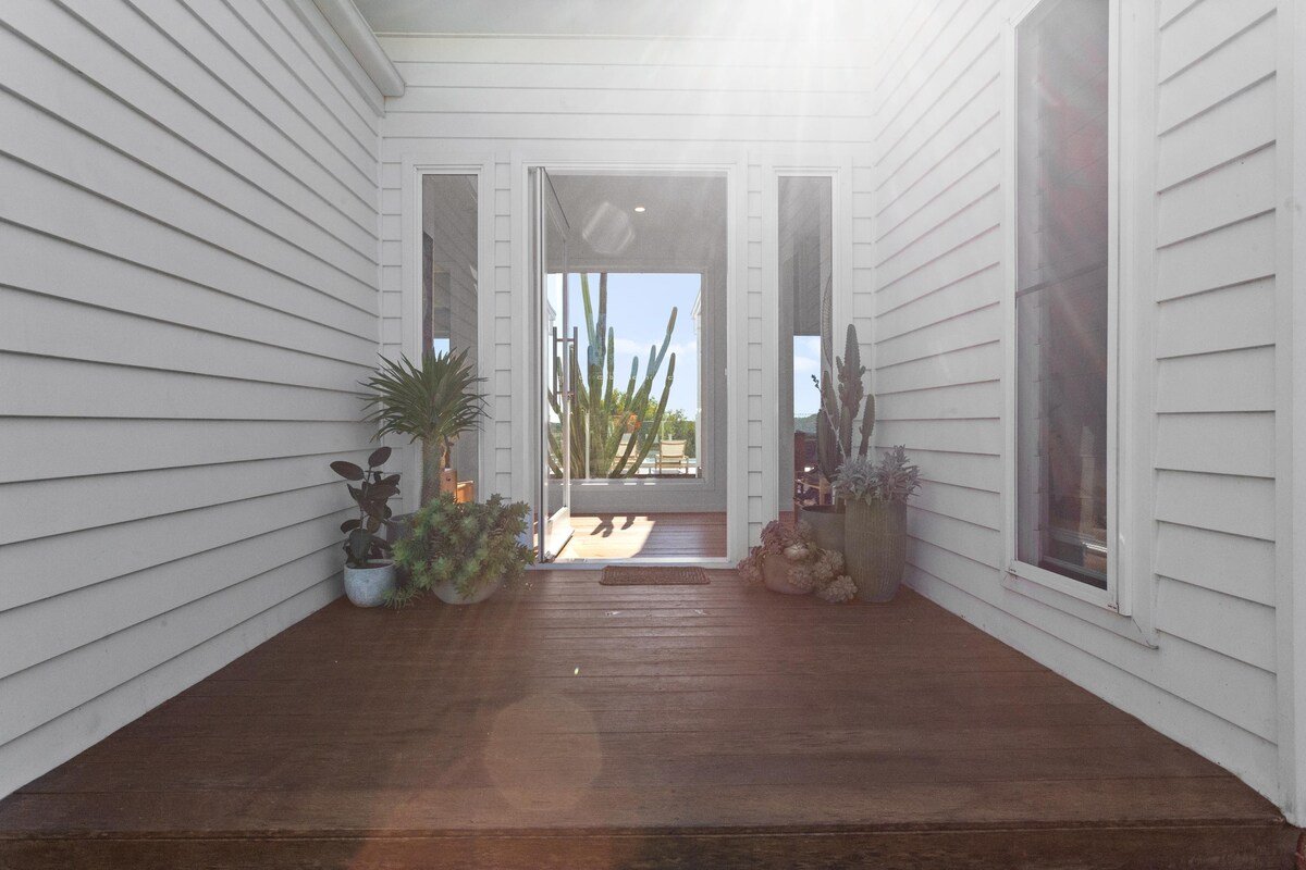 Heron House – Spacious home with pool, spa & sauna gallery image 5