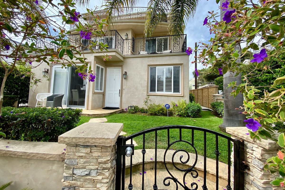 Stunning 4bd 5 bath Canal Front Home with Elevator gallery image 2