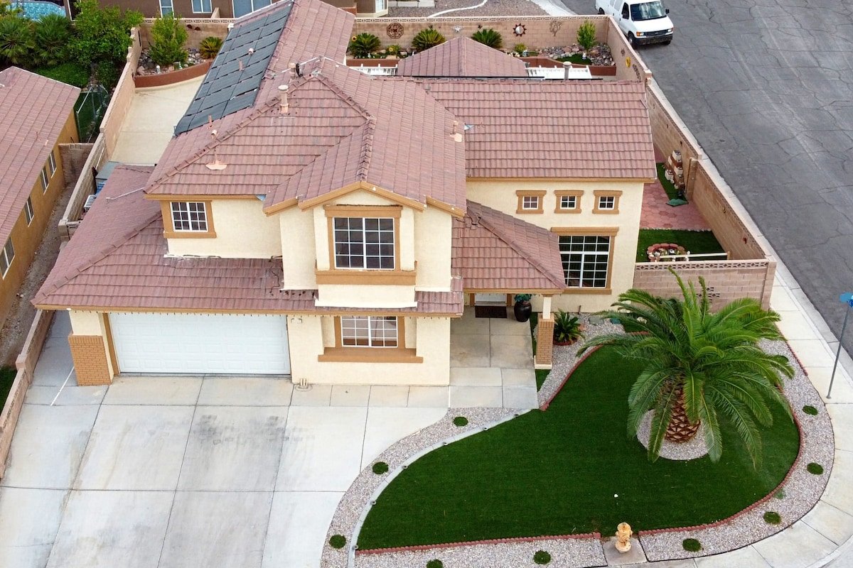 Spacious Oasis: king bed, pool, spa, & EV charger gallery image 3