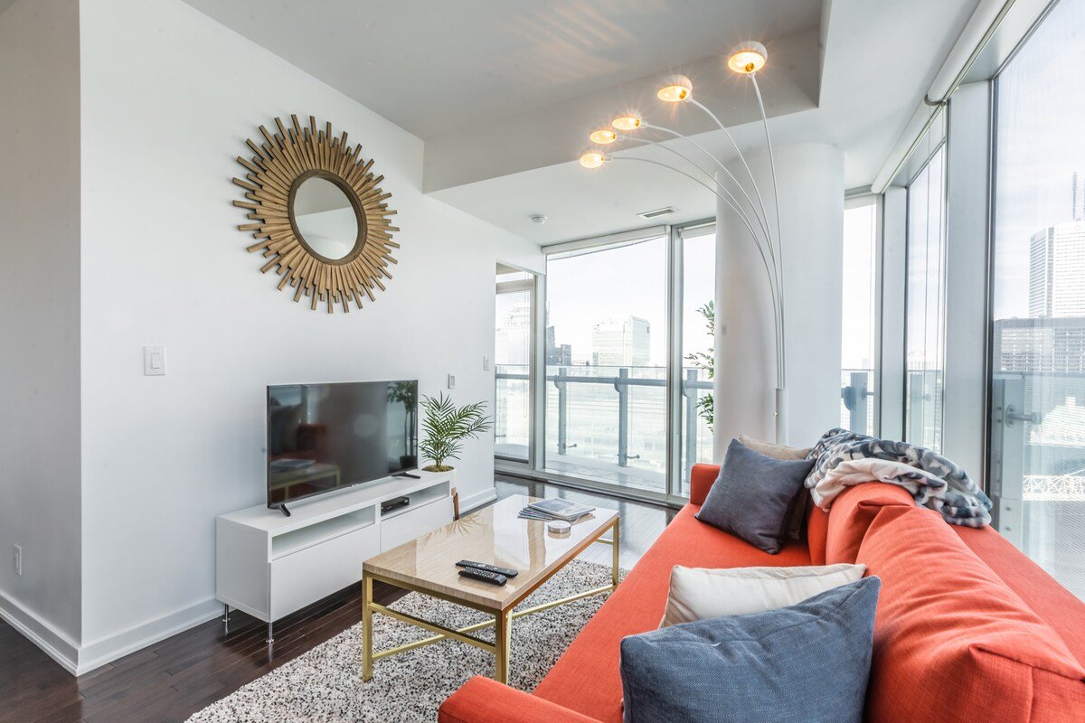 2BR, 1.5BA near CN Tower, Union Station & More! gallery image 4