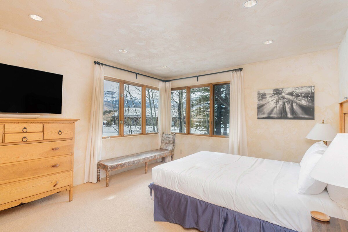 Spacious Telluride Retreat w/ Private Hot Tub gallery image 4