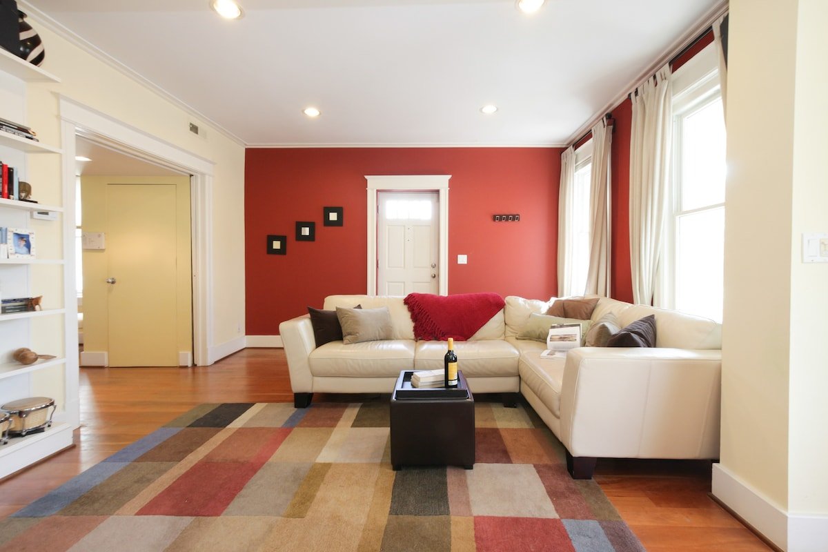 Beautiful Georgetown House w Patio gallery image 2