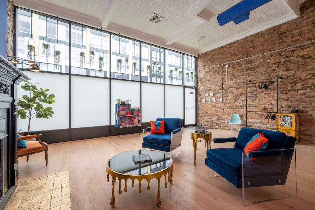 Neon Dream in River West! gallery image 5