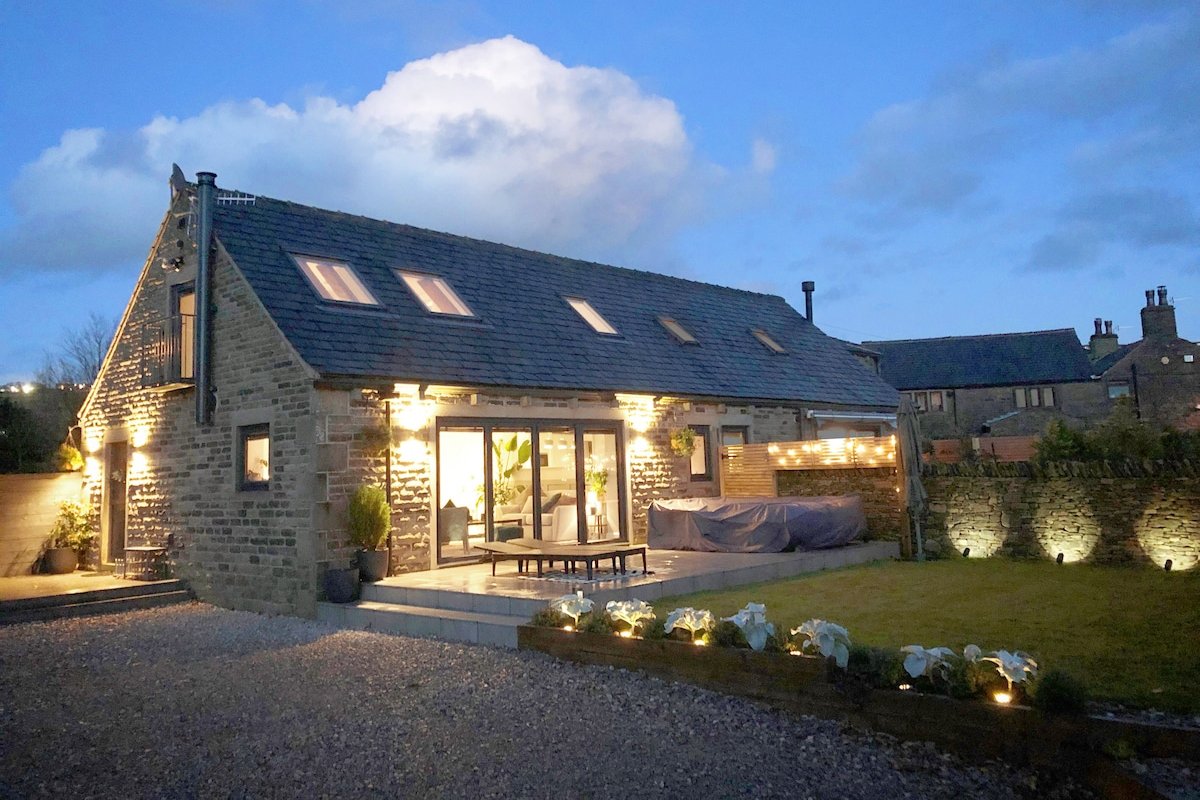 Luxury Cottage*Private Lake*Hot Tub*Farm Animals gallery image 2