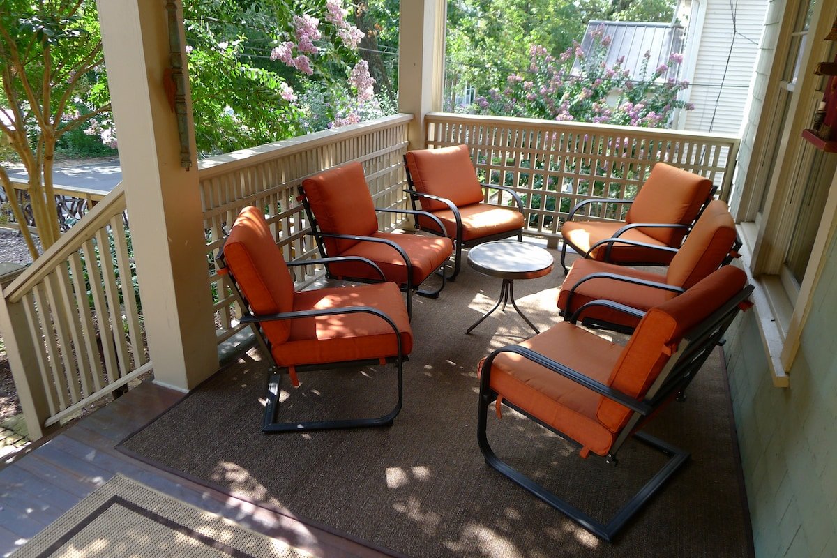 Charming Private Cottage in the Heart of Downtown! gallery image 3