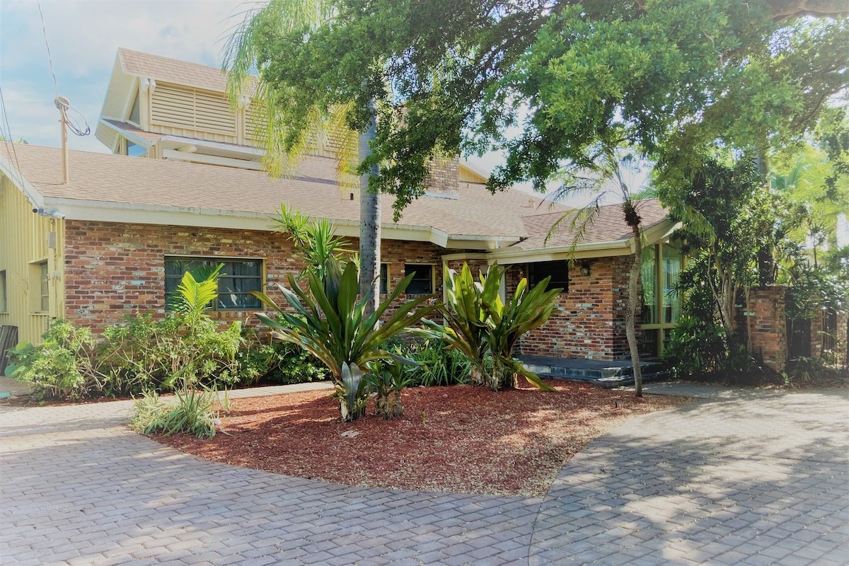 Classic 4 Bedroom 4 Bath Beach Style Home gallery image 3