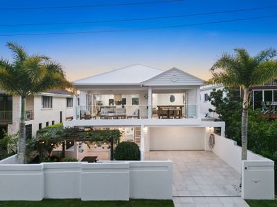 Premium Beach Front House – Pool, Large Deck