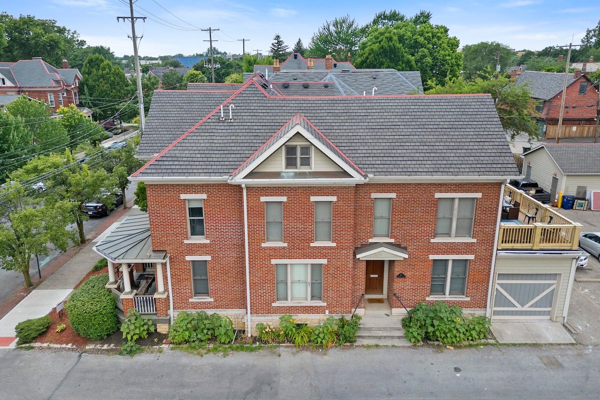 Combined 2 homes- 9BR/8 BTH, 25 beds Best Location gallery image 2