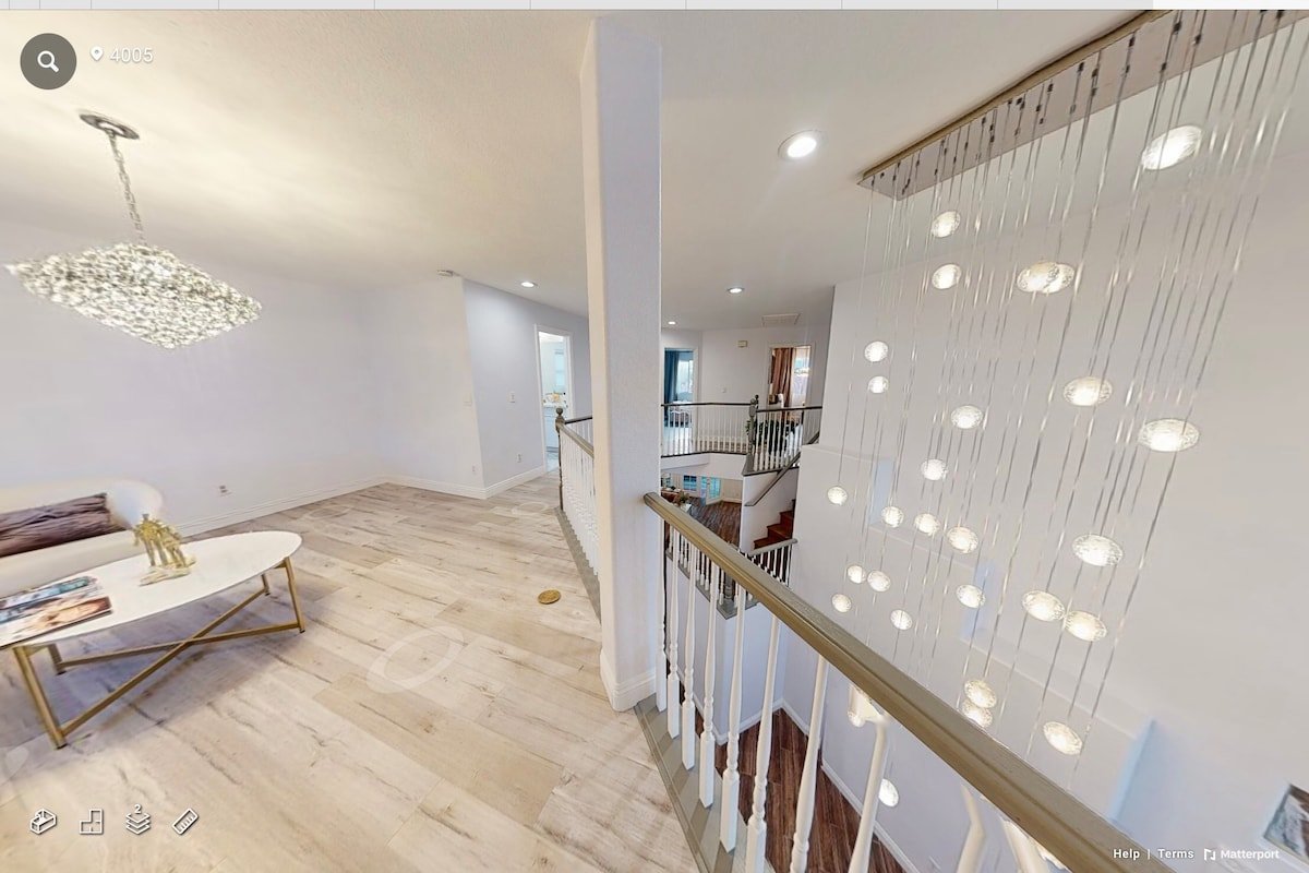 Strip view ,hot tub, BBQ , 8 minutes to strip gallery image 3