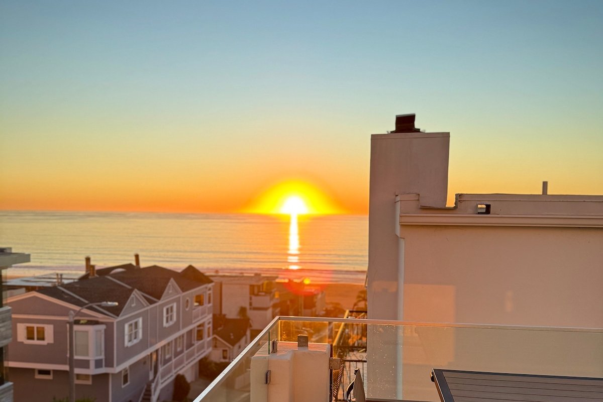 Expansive Home, Block to Beach w Views and Parking gallery image 3