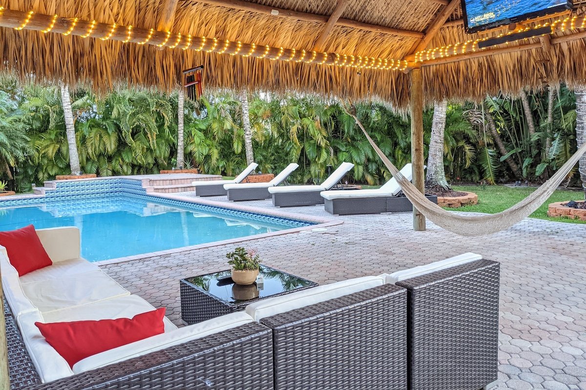 Unique Tropical Paradise! Heated Pool & Tiki Bar gallery image 2