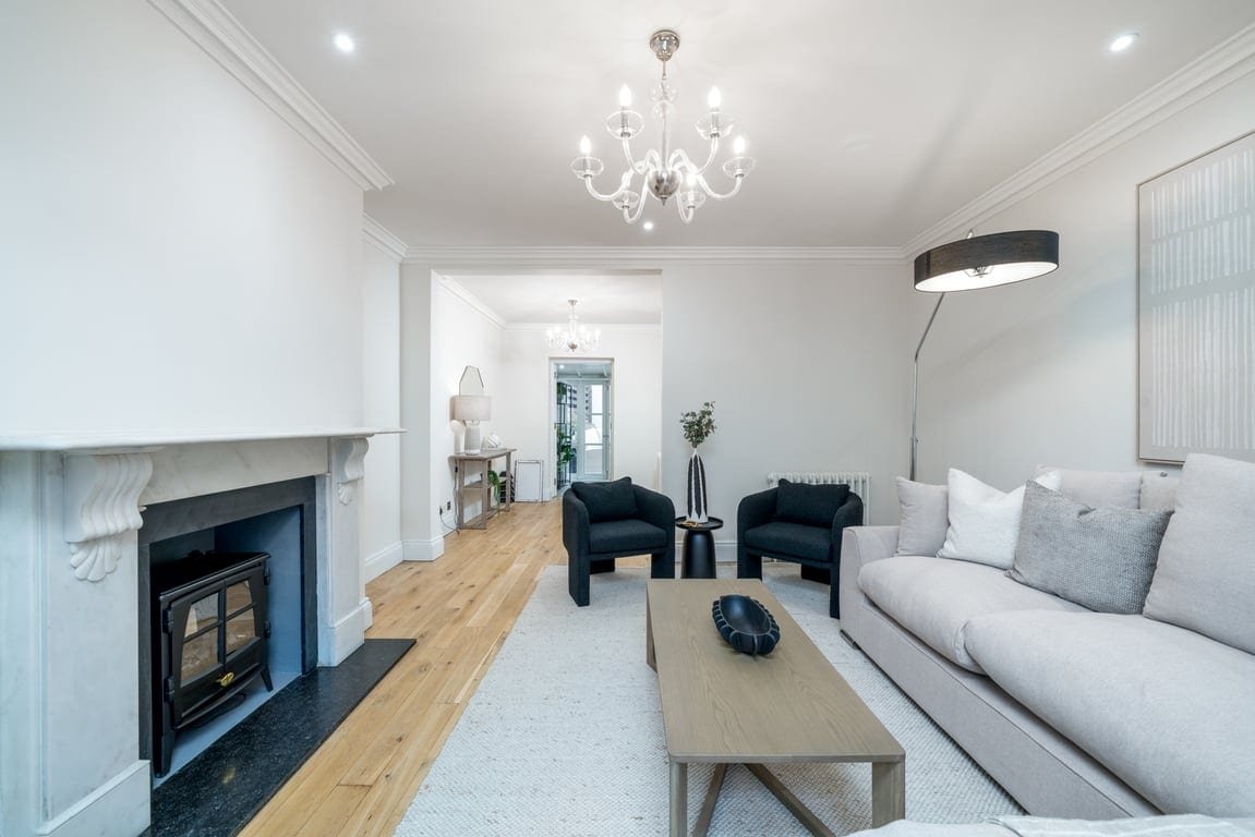 ​Elegant 3-Bed Knightsbridge House with Terrace gallery image 3