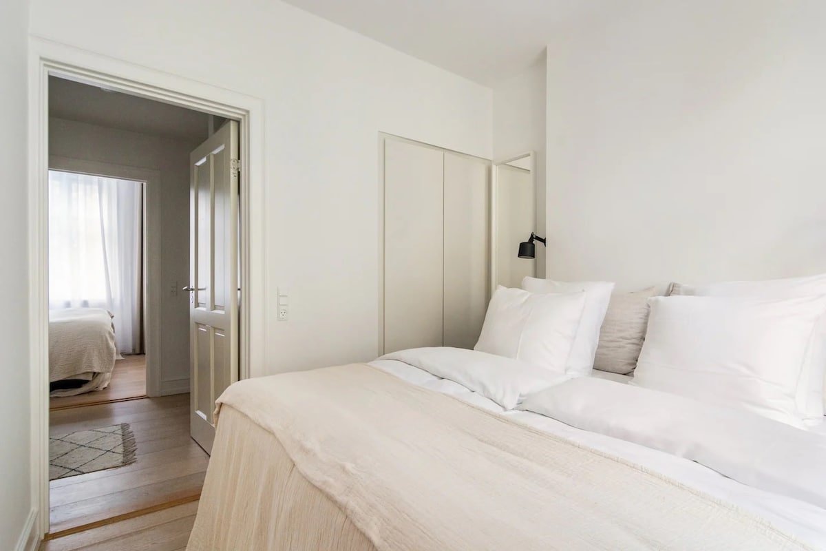 Dinesen Collection Kings Square Condo gallery image 3