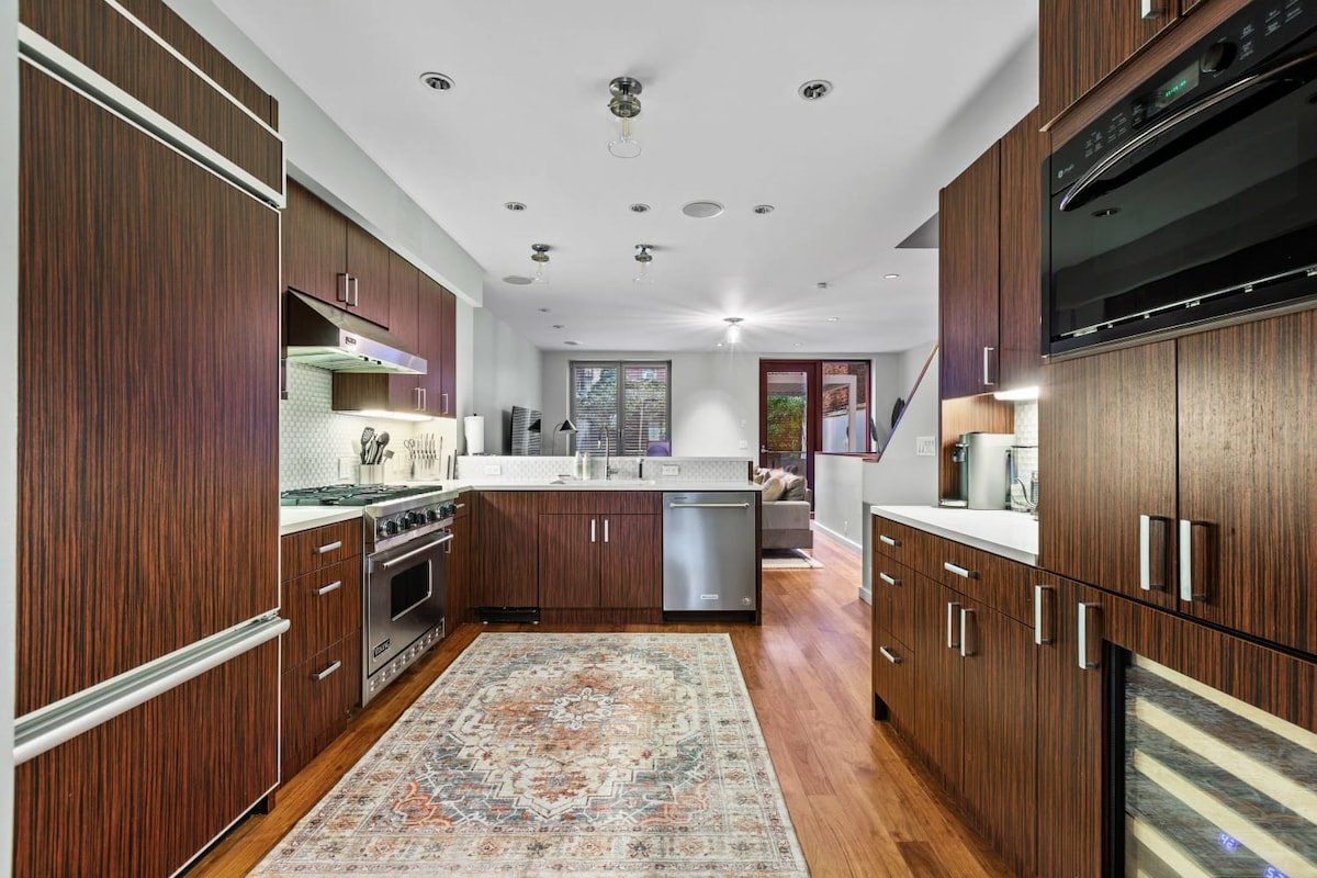 Rove Travel | Gotham House I |4BR Triplex w/Garden gallery image 3