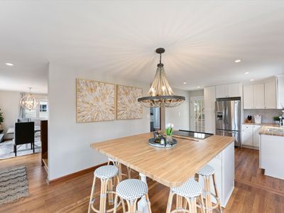 Lite & Bright 4 Bed | Hot Tub| Yard | Priv Parking