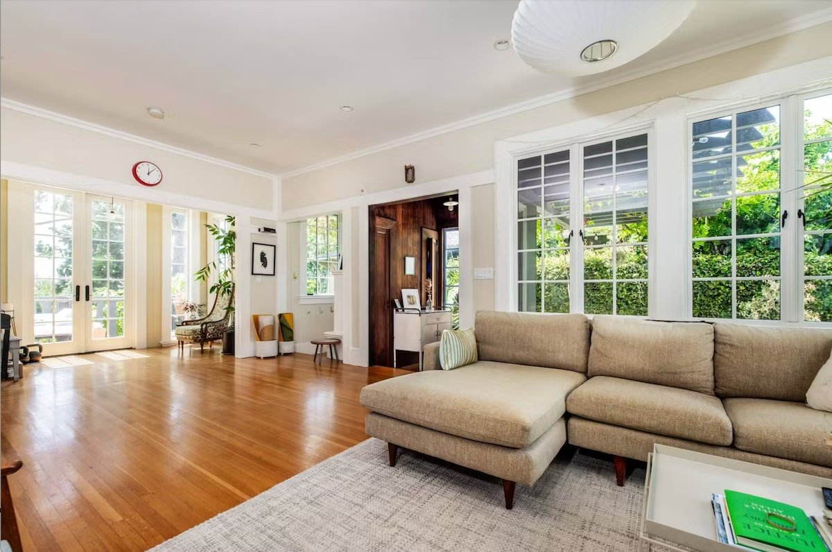 Modern Craftsman 3 Bedroom Home w/ Teak Hot Tub gallery image 4