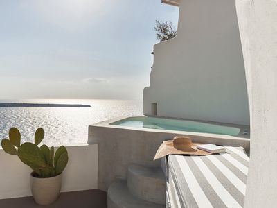 Fisherman’s Cave House by Spitia Santorini