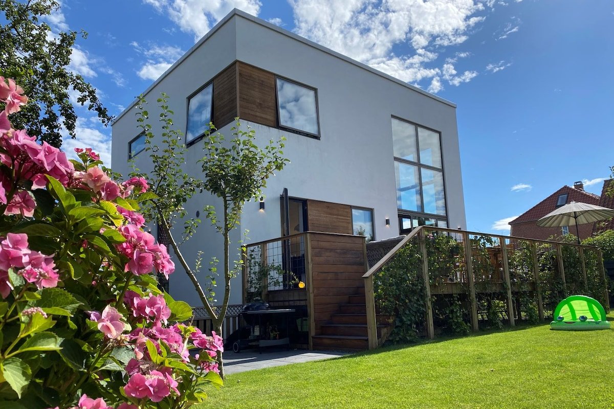 Unique Architect-Designed Home close to CityCentre gallery image 2