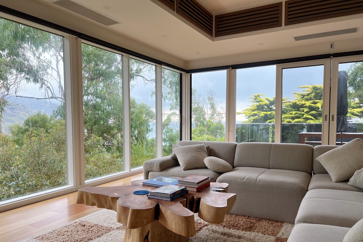 Treehouse – 2 min walk to the beach & ocean views! gallery image 5