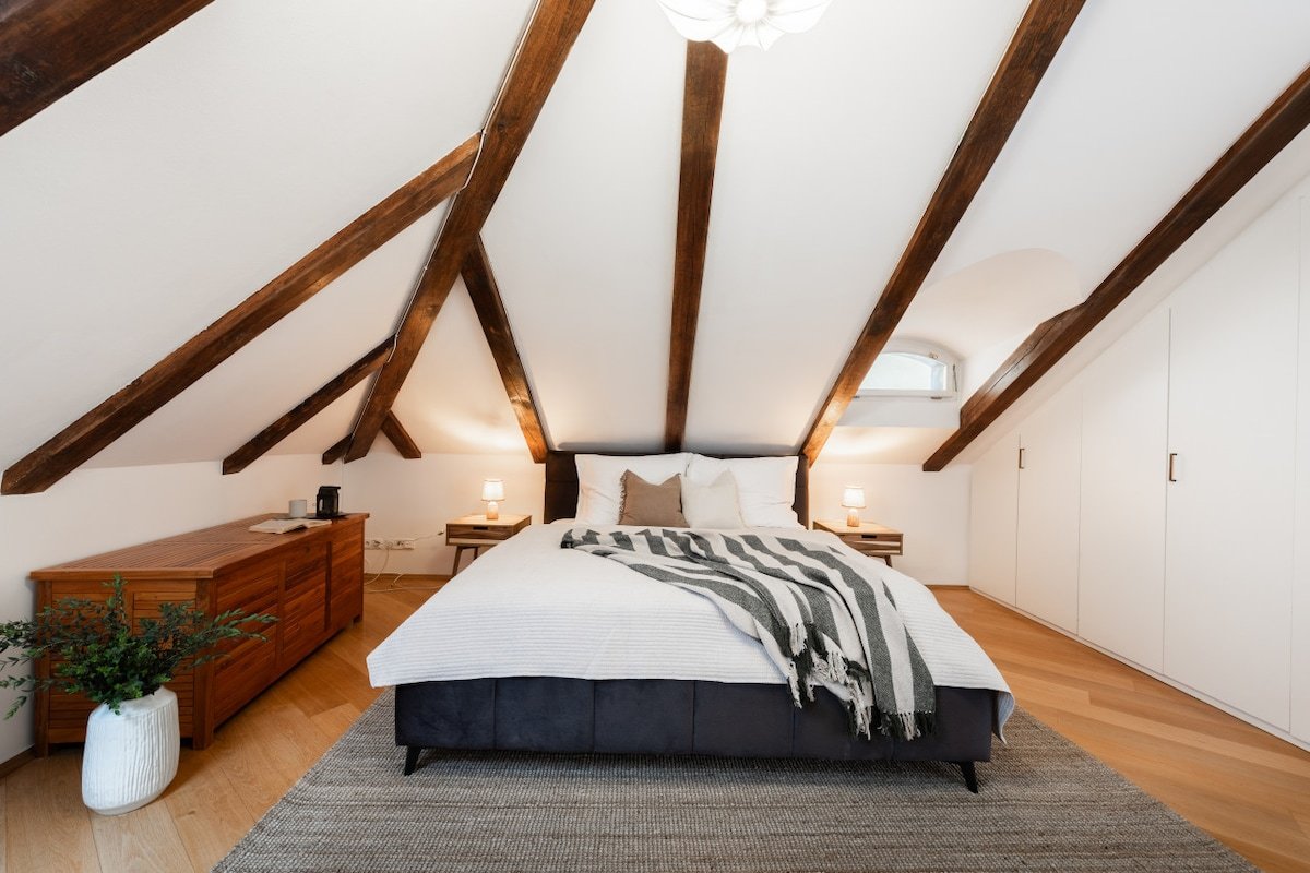 Old Town 3BDR Retreat Steps from Charles Bridge gallery image 4