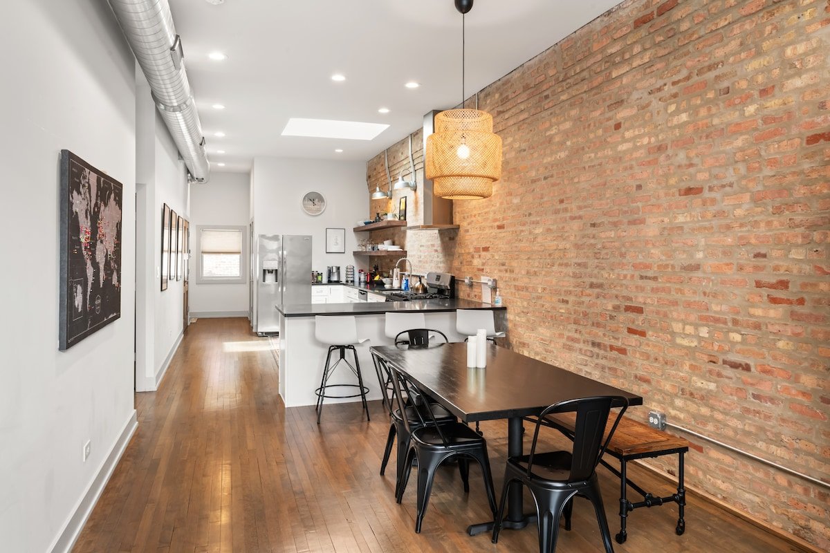 Beautiful and spacious West Loop apartment. gallery image 2