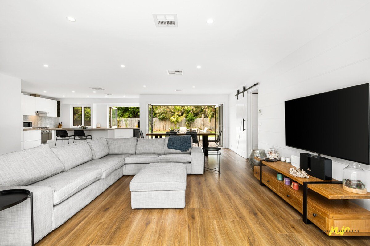 The Esplanade- Beach front, Luxury, Sleeps 8, gallery image 3